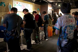 画像ギャラリー No.020のサムネイル画像 / 「初音ミク -Project DIVA- f」“Touch & Try Tour 2012 summer”の模様をレポート。「サマーアイドル」を書き下ろしたOSTER projectさんも来場