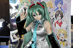 画像ギャラリー No.010のサムネイル画像 / 「初音ミク -Project DIVA- F」店頭体験会をレポート。初のプレイアブル展示に,多数のファンが殺到。プロデューサーへのミニインタビューも掲載