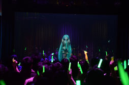 画像ギャラリー No.010のサムネイル画像 / 東京ジョイポリスが初音ミク一色に。「初音ミク -Project DIVA- F × 千本桜 in JOYPOLIS」のメディア向け内覧会をレポート