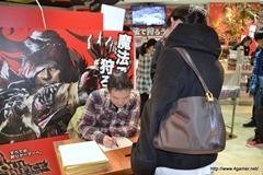 画像ギャラリー No.006のサムネイル画像 / 稲船敬二氏の「ソウル・サクリファイス」発売記念サイン＆握手会が開催された，SHIBUYA TSUTAYAでのイベントレポートを掲載