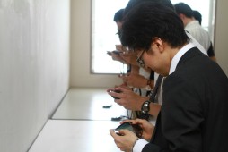 画像ギャラリー No.006のサムネイル画像 / 「地球防衛軍3 PORTABLE」の実写PV撮影現場を見学。今回のシーンは怪獣モノでおなじみの“逃げまどう人々” 