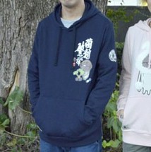 画像ギャラリー No.008のサムネイル画像 / 「なめこ栽培キット」,イベント会場限定「トレーナー」&「パーカー」2種が11月中旬発売。「師匠なめこ」などのぬいぐるみ4種も発売中
