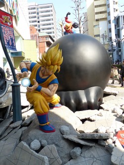 画像ギャラリー No.002のサムネイル画像 / 「Jスターズ ビクトリーバーサス」の巨大フィギュアが渋谷PARCO前に登場。悟空とルフィが渋谷の街でバトル！