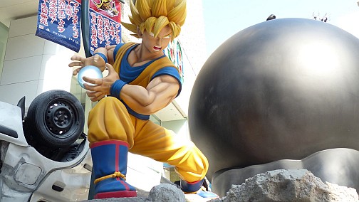 画像ギャラリー No.006のサムネイル画像 / 「Jスターズ ビクトリーバーサス」の巨大フィギュアが渋谷PARCO前に登場。悟空とルフィが渋谷の街でバトル！