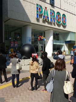 画像ギャラリー No.010のサムネイル画像 / 「Jスターズ ビクトリーバーサス」の巨大フィギュアが渋谷PARCO前に登場。悟空とルフィが渋谷の街でバトル！