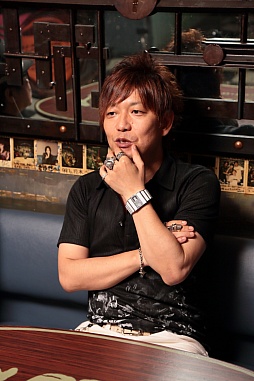 画像ギャラリー No.003のサムネイル画像 / スクウェア・エニックス吉田直樹氏と「牙狼<GARO>」雨宮慶太監督の対談が実現。人気シリーズのクリエイター2人がもの作りを語る