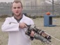 学生の製作した銃によって大惨事が……というニュースで作中武器「アークガン」を紹介する「The Order：1886」世界観PV第3弾