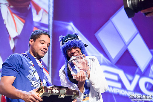 画像ギャラリー No.053のサムネイル画像 / ［EVO2015］ももち選手の「ウルIV」部門優勝をもって大会全日程が終了。「GGXrd」を小川選手が制し，「UMvC3」でも日本勢が善戦したEVO最終日まとめ