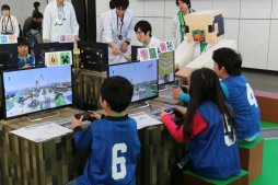 画像ギャラリー No.012のサムネイル画像 / 「Minecraft」の参加型イベント「1,000人でつくる!“夢の日本”プロジェクト ファイナル!」レポート。小学生達が創意工夫で作った建造物を披露