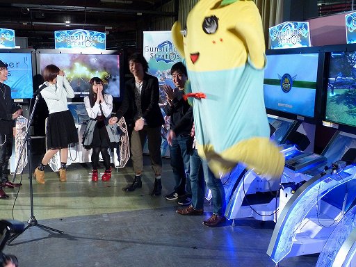画像ギャラリー No.008のサムネイル画像 / 「ガンスリンガー ストラトス2」が稼働開始。オープニングセレモニーには，ふなっしーが応援に駆けつけたなっしー！