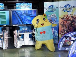 画像ギャラリー No.009のサムネイル画像 / 「ガンスリンガー ストラトス2」が稼働開始。オープニングセレモニーには，ふなっしーが応援に駆けつけたなっしー！