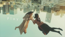 画像ギャラリー No.013のサムネイル画像 / 「GRAVITY DAZE 2」,伊藤万理華さんを起用したPV「GRAVITY CAT / 重力的眩暈子猫編」を公開。「GRAVITY DAZE」の世界観が実写ムービーに
