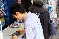画像ギャラリー No.006のサムネイル画像 / 「電撃文庫 FIGHTING CLIMAX」,店頭体験会の初日をレポート。プロデューサー野中氏&ディレクター寺田氏のミニインタビューも掲載