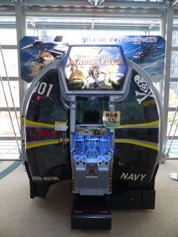 画像ギャラリー No.003のサムネイル画像 / ドーム型筐体の中に大空が広がる,新作アーケードシューティング「マッハストーム」。そのプレイフィールを,開発ディレクターのコメントと共にお届け