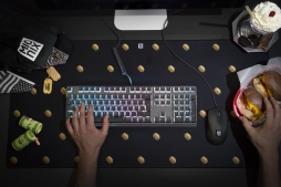 画像ギャラリー No.003のサムネイル画像 / Mionix，「史上最もイカす」と謳う超大型マウスパッドを発表。5色展開