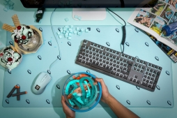画像ギャラリー No.008のサムネイル画像 / Mionix，「史上最もイカす」と謳う超大型マウスパッドを発表。5色展開