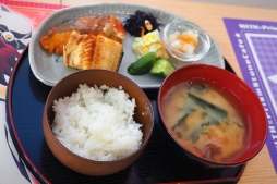 画像ギャラリー No.007のサムネイル画像 / 芸が細かくて,ほっとする和食メニューがいいぜ! 味噌ドリンクの衝撃に震えた「WITH produce 男プリカフェ」をレポート