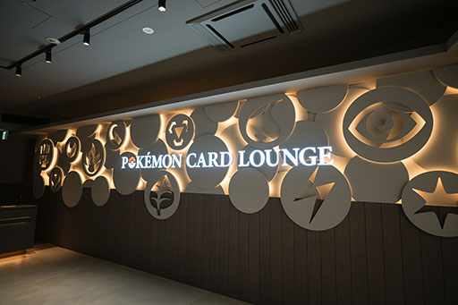 画像ギャラリー No.001のサムネイル画像 / ポケカ公認の「POKÉMON CARD LOUNGE」,4月25日のオープンに先がけて利用料金や物販など施設情報が一挙公開に