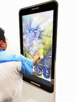 画像ギャラリー No.002のサムネイル画像 / TGS 2015,アソビモブースに“デカスマホ”が登場。最新ゲームを巨大画面で遊べる