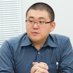 画像ギャラリー No.005のサムネイル画像 / ダンガンロンパの生みの親，小高氏との舌戦バトルが勃発。男色ディーノのカードゲイム「ダンガンロンパ 超高校級の人狼 MANIAX」体験レポート