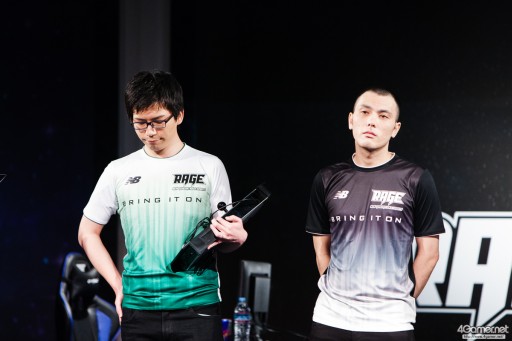 画像ギャラリー No.010のサムネイル画像 / CyberZのe-Sportsイベント「RAGE Vol.4 GRAND FINALS」,「ストリートファイターV」部門フォトレポート。優勝はふ〜ど選手の手に