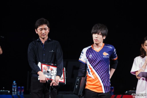 画像ギャラリー No.017のサムネイル画像 / CyberZのe-Sportsイベント「RAGE Vol.4 GRAND FINALS」,「ストリートファイターV」部門フォトレポート。優勝はふ〜ど選手の手に