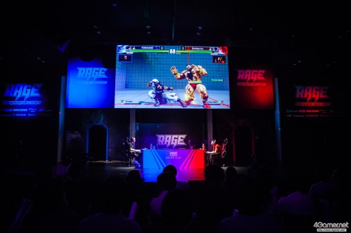 画像ギャラリー No.023のサムネイル画像 / CyberZのe-Sportsイベント「RAGE Vol.4 GRAND FINALS」,「ストリートファイターV」部門フォトレポート。優勝はふ〜ど選手の手に