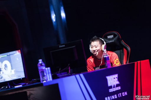 画像ギャラリー No.024のサムネイル画像 / CyberZのe-Sportsイベント「RAGE Vol.4 GRAND FINALS」,「ストリートファイターV」部門フォトレポート。優勝はふ〜ど選手の手に