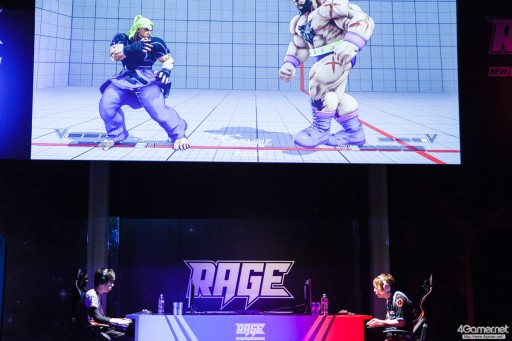 画像ギャラリー No.025のサムネイル画像 / CyberZのe-Sportsイベント「RAGE Vol.4 GRAND FINALS」,「ストリートファイターV」部門フォトレポート。優勝はふ〜ど選手の手に