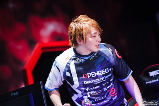 画像ギャラリー No.026のサムネイル画像 / CyberZのe-Sportsイベント「RAGE Vol.4 GRAND FINALS」,「ストリートファイターV」部門フォトレポート。優勝はふ〜ど選手の手に