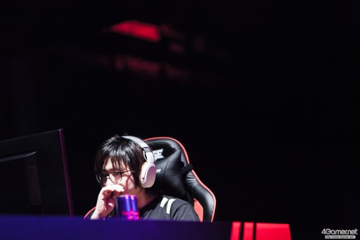 画像ギャラリー No.027のサムネイル画像 / CyberZのe-Sportsイベント「RAGE Vol.4 GRAND FINALS」,「ストリートファイターV」部門フォトレポート。優勝はふ〜ど選手の手に