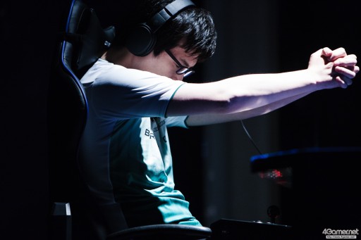 画像ギャラリー No.029のサムネイル画像 / CyberZのe-Sportsイベント「RAGE Vol.4 GRAND FINALS」,「ストリートファイターV」部門フォトレポート。優勝はふ〜ど選手の手に
