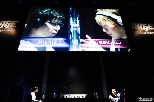 画像ギャラリー No.033のサムネイル画像 / CyberZのe-Sportsイベント「RAGE Vol.4 GRAND FINALS」,「ストリートファイターV」部門フォトレポート。優勝はふ〜ど選手の手に