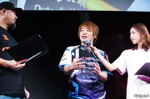 画像ギャラリー No.034のサムネイル画像 / CyberZのe-Sportsイベント「RAGE Vol.4 GRAND FINALS」,「ストリートファイターV」部門フォトレポート。優勝はふ〜ど選手の手に