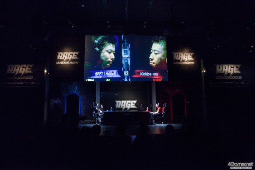 画像ギャラリー No.035のサムネイル画像 / CyberZのe-Sportsイベント「RAGE Vol.4 GRAND FINALS」,「ストリートファイターV」部門フォトレポート。優勝はふ〜ど選手の手に