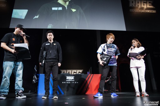 画像ギャラリー No.040のサムネイル画像 / CyberZのe-Sportsイベント「RAGE Vol.4 GRAND FINALS」,「ストリートファイターV」部門フォトレポート。優勝はふ〜ど選手の手に