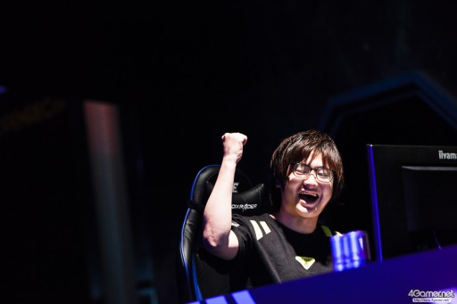 画像ギャラリー No.050のサムネイル画像 / CyberZのe-Sportsイベント「RAGE Vol.4 GRAND FINALS」,「ストリートファイターV」部門フォトレポート。優勝はふ〜ど選手の手に