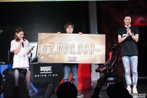 画像ギャラリー No.051のサムネイル画像 / CyberZのe-Sportsイベント「RAGE Vol.4 GRAND FINALS」,「ストリートファイターV」部門フォトレポート。優勝はふ〜ど選手の手に