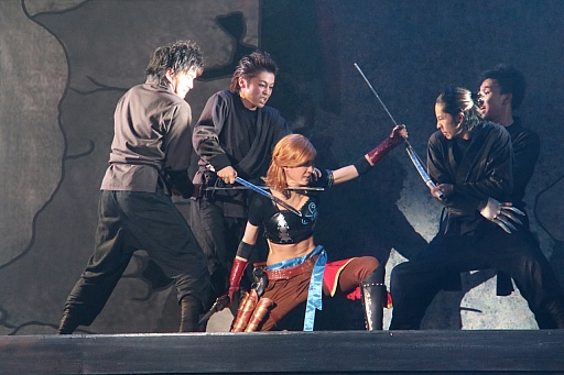 画像ギャラリー No.010のサムネイル画像 / 「斬劇『戦国BASARA4 皇』本能寺の変」の公演がスタート。ゲームのアクションを再現すべく，さらにパワーアップした殺陣を確認できたゲネプロの模様をレポート
