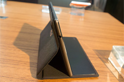 画像ギャラリー No.021のサムネイル画像 / ［COMPUTEX］Zenシリーズの多機能タブレットと自撮り特化型スマートフォン，iMac風オールインワンPCを総ざらい。ASUSイベントレポート
