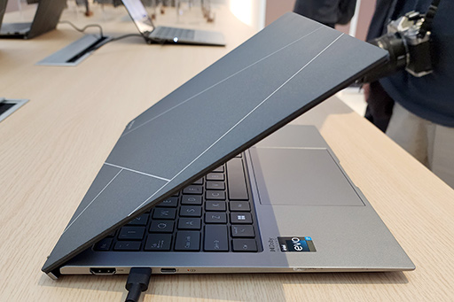 画像ギャラリー No.005のサムネイル画像 / ASUSが有機ELディスプレイ搭載ノートで大攻勢。重さ1kgの薄型軽量マシンから,ゲームにも使えるハイエンドPCまで多数を発表
