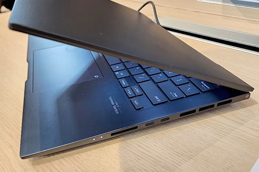 画像ギャラリー No.017のサムネイル画像 / ASUSが有機ELディスプレイ搭載ノートで大攻勢。重さ1kgの薄型軽量マシンから,ゲームにも使えるハイエンドPCまで多数を発表