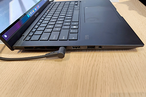 画像ギャラリー No.018のサムネイル画像 / ASUSが有機ELディスプレイ搭載ノートで大攻勢。重さ1kgの薄型軽量マシンから,ゲームにも使えるハイエンドPCまで多数を発表