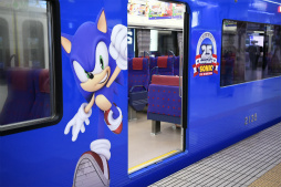 画像ギャラリー No.005のサムネイル画像 / ラッピング電車「京急セガトレイン」が本日運行開始。羽田空港で行われた撮影会&「ぷよぷよ」細山田水紀氏への囲み取材レポート