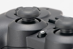 画像ギャラリー No.011のサムネイル画像 / HORIのPC用ゲームパッド「EDGE 301」は,「Xbox 360 Controller」を置き換える新標準になれるか