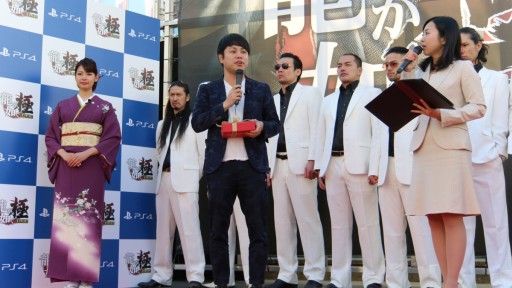画像ギャラリー No.009のサムネイル画像 / PS4×「龍が如く 極」のバレンタインイベントが新宿で開催。「女性からチョコがもらえる」と聞いて駆けつけた,NON STYLE 井上さんを待ち受けていたのは?