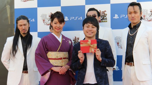 画像ギャラリー No.010のサムネイル画像 / PS4×「龍が如く 極」のバレンタインイベントが新宿で開催。「女性からチョコがもらえる」と聞いて駆けつけた,NON STYLE 井上さんを待ち受けていたのは?