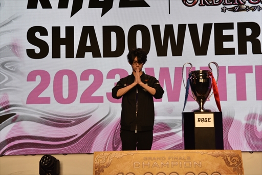 画像ギャラリー No.032のサムネイル画像 / 「RAGE Shadowverse 2023 Winter」GRAND FINALSレポート。10時間を超える激闘を制したのはThx｜さけまん選手