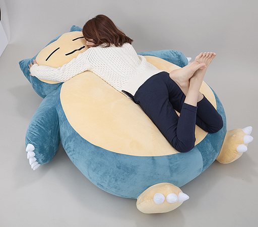 画像ギャラリー No.002のサムネイル画像 / 道をふさいでポケモンプレイヤーを困らせた「カビゴン」が,全長約1.5mの巨大クッションに。プレミアムバンダイでの予約受付が本日スタート