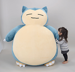 画像ギャラリー No.003のサムネイル画像 / 道をふさいでポケモンプレイヤーを困らせた「カビゴン」が,全長約1.5mの巨大クッションに。プレミアムバンダイでの予約受付が本日スタート